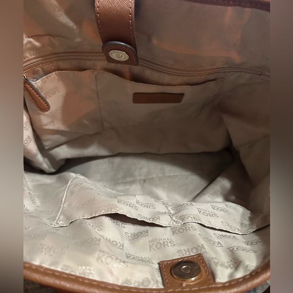 Michael kors purse - Picture 2 of 7